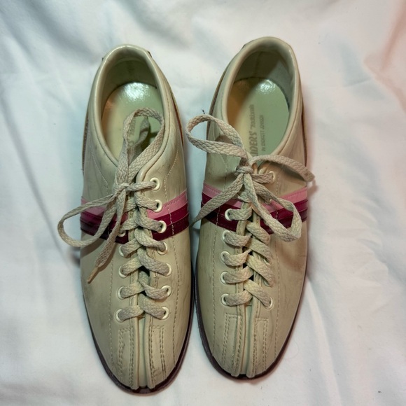 Classic Women's Bowling Shoes with Pink Accent - Picture 4 of 8